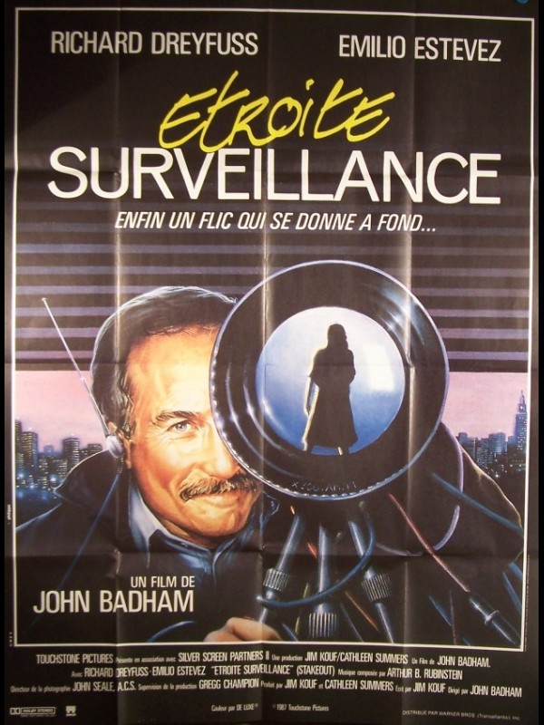 Affiche du film ETROITE SURVEILLANCE - Titre original : STAKEOUT