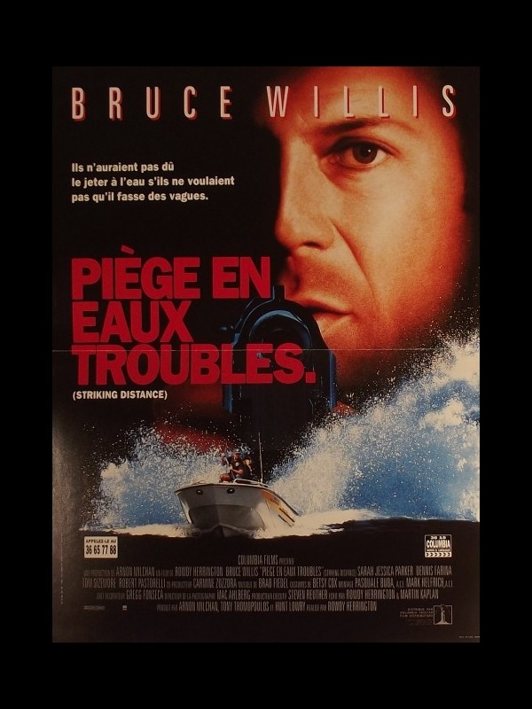 Affiche du film PIEGES EN EAUX TROUBLES - STRIKING DISTANCE