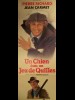 UN CHIEN DANS UN JEU DE QUILLES